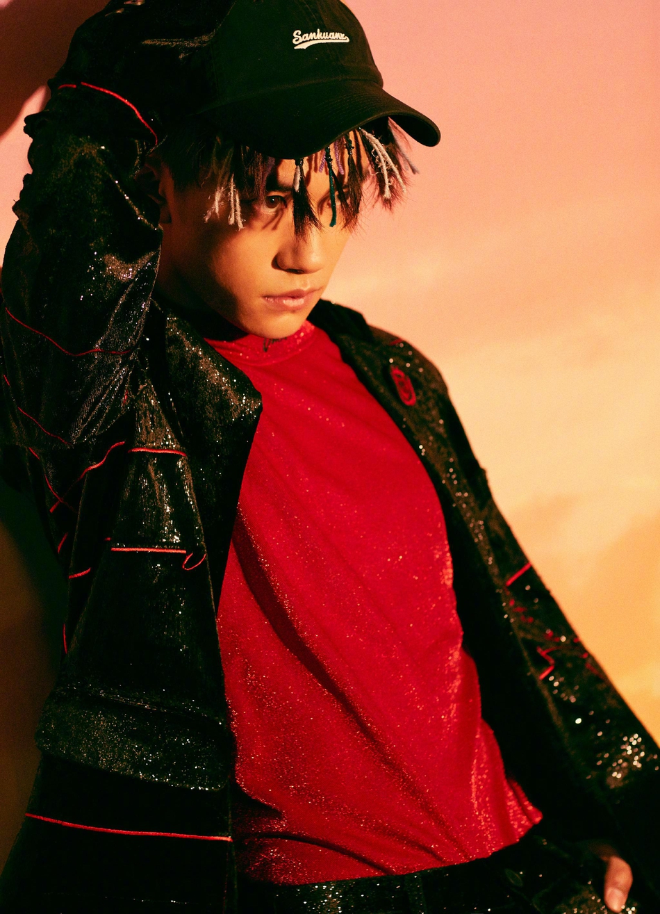 组图易烊千玺脏辫造型酷劲足不羁少年眼神深邃气场满分