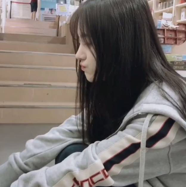 鞠婧祎嘟嘴卖萌