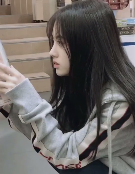 组图鞠婧祎晒视频嘟嘴卖萌可爱甜笑撩发上演侧颜杀