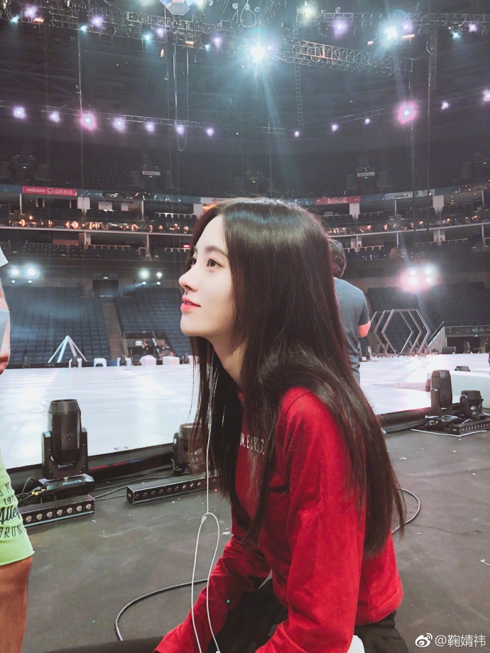 鞠婧祎颜值能打