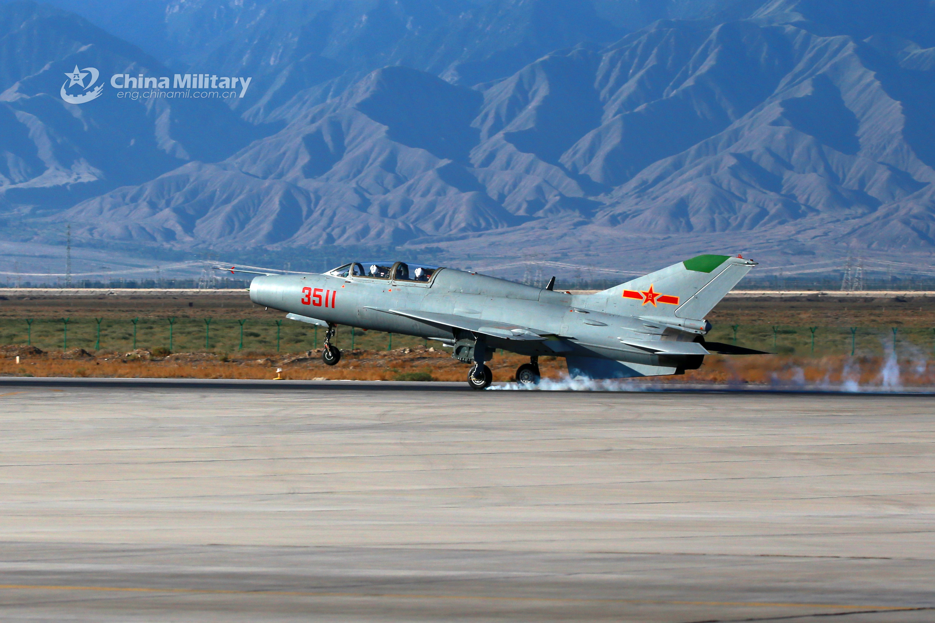 7 西安飞行学院采用歼教7战机演练战术特技