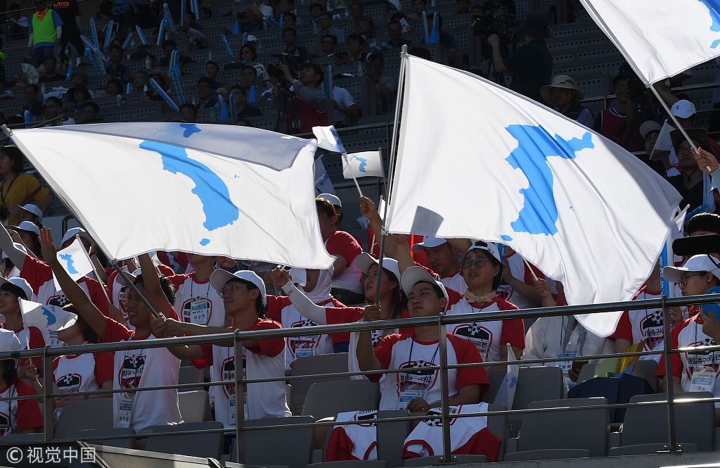 韩国首尔,朝韩两国举行足球友谊赛,球迷齐举朝鲜半岛旗帜助威