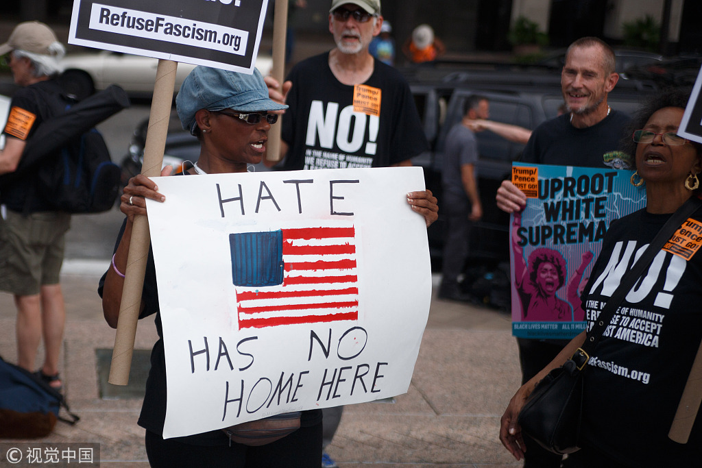 去年8月12日,来自美国多地的白人至上主义者,新纳粹分子等在维吉尼亚