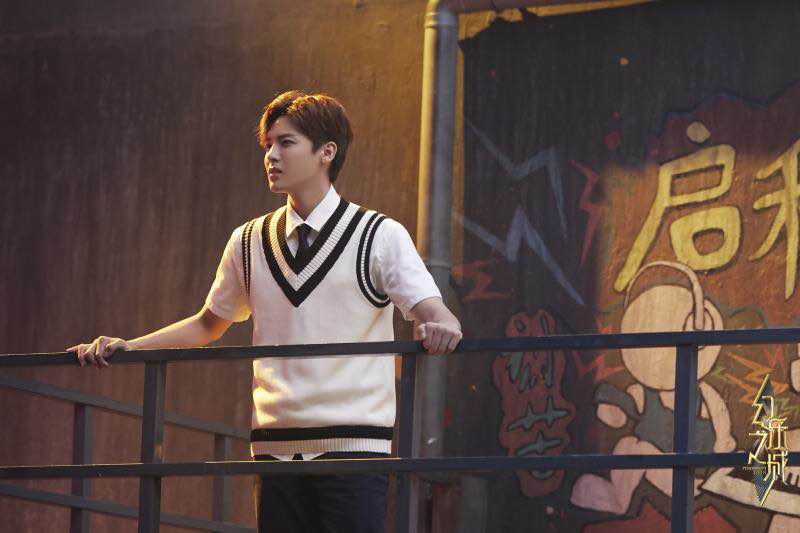 侯明昊校园剧变身霸道学长领带衬衫青春少年感满满