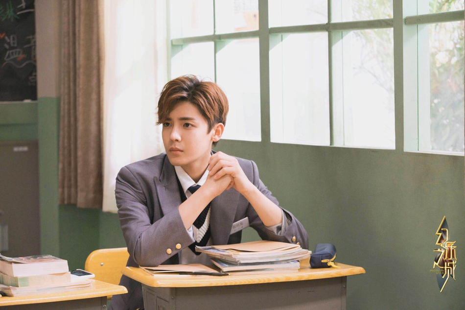 图中,侯明昊身着校服,系衬衫领结变身校园中的"霸道学长",青春气息扑