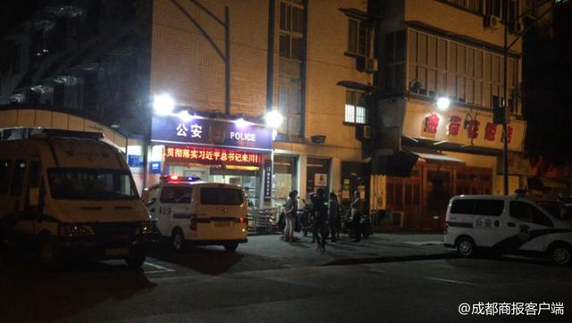 在派出所内，民警多次电话催促货运方到派出所配合调查，但截至23时许，仍未见人赶来。