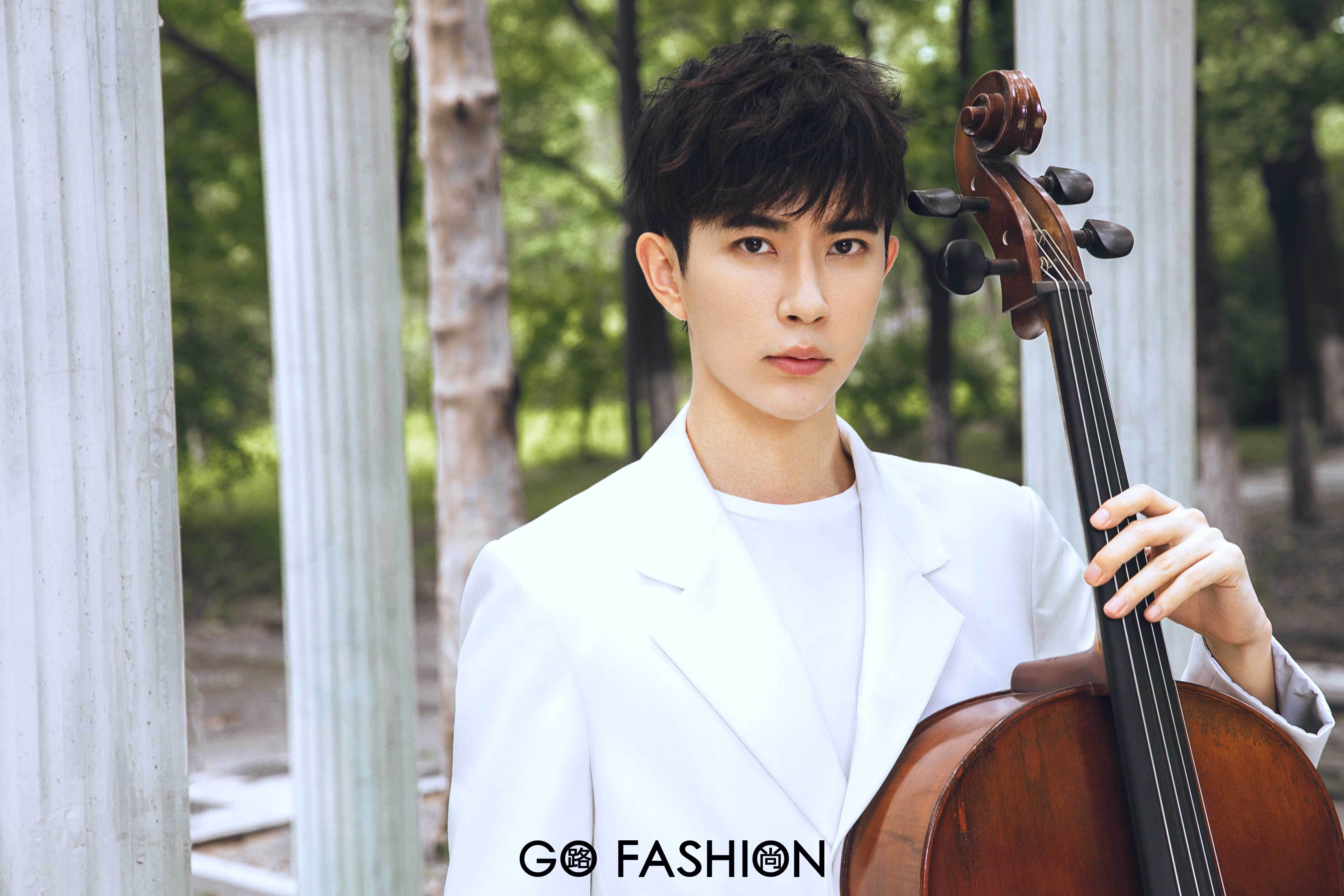 于朦胧大提琴写真曝光 优雅多变奏响夏日浪漫曲