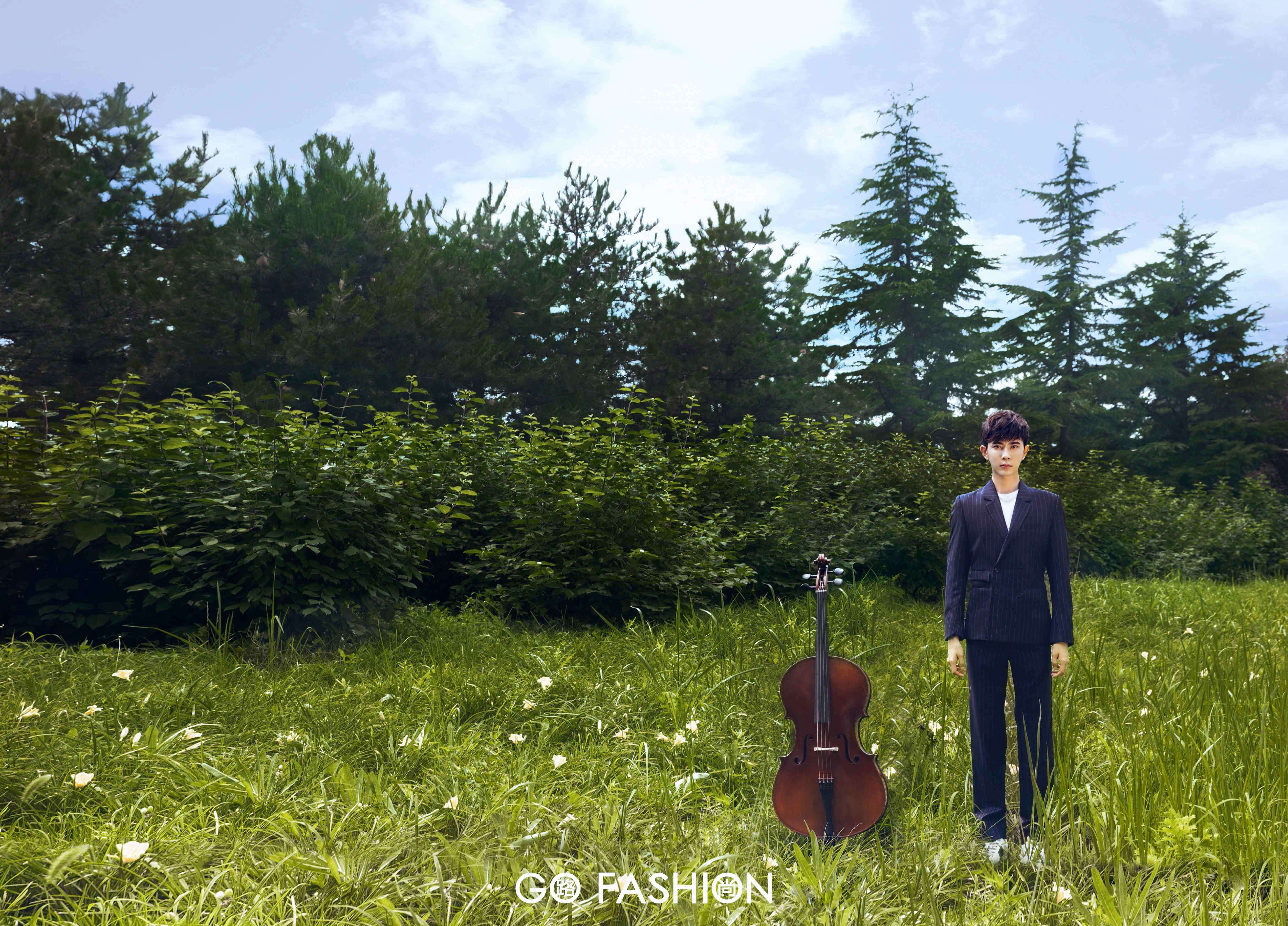 于朦胧大提琴写真曝光 优雅多变奏响夏日浪漫曲