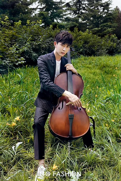 于朦胧大提琴写真曝光 优雅多变奏响夏日浪漫曲