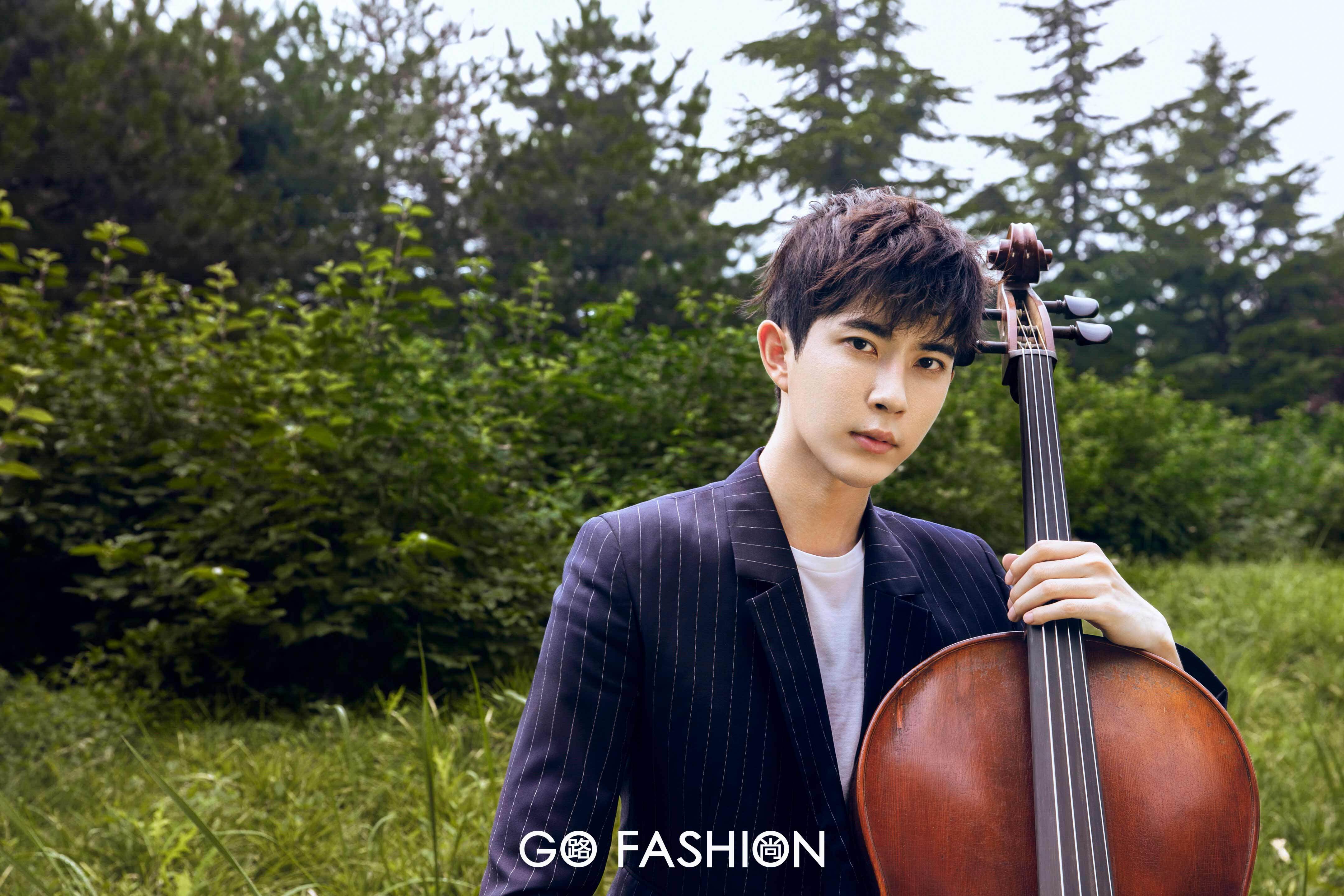 于朦胧大提琴写真曝光 优雅多变奏响夏日浪漫曲