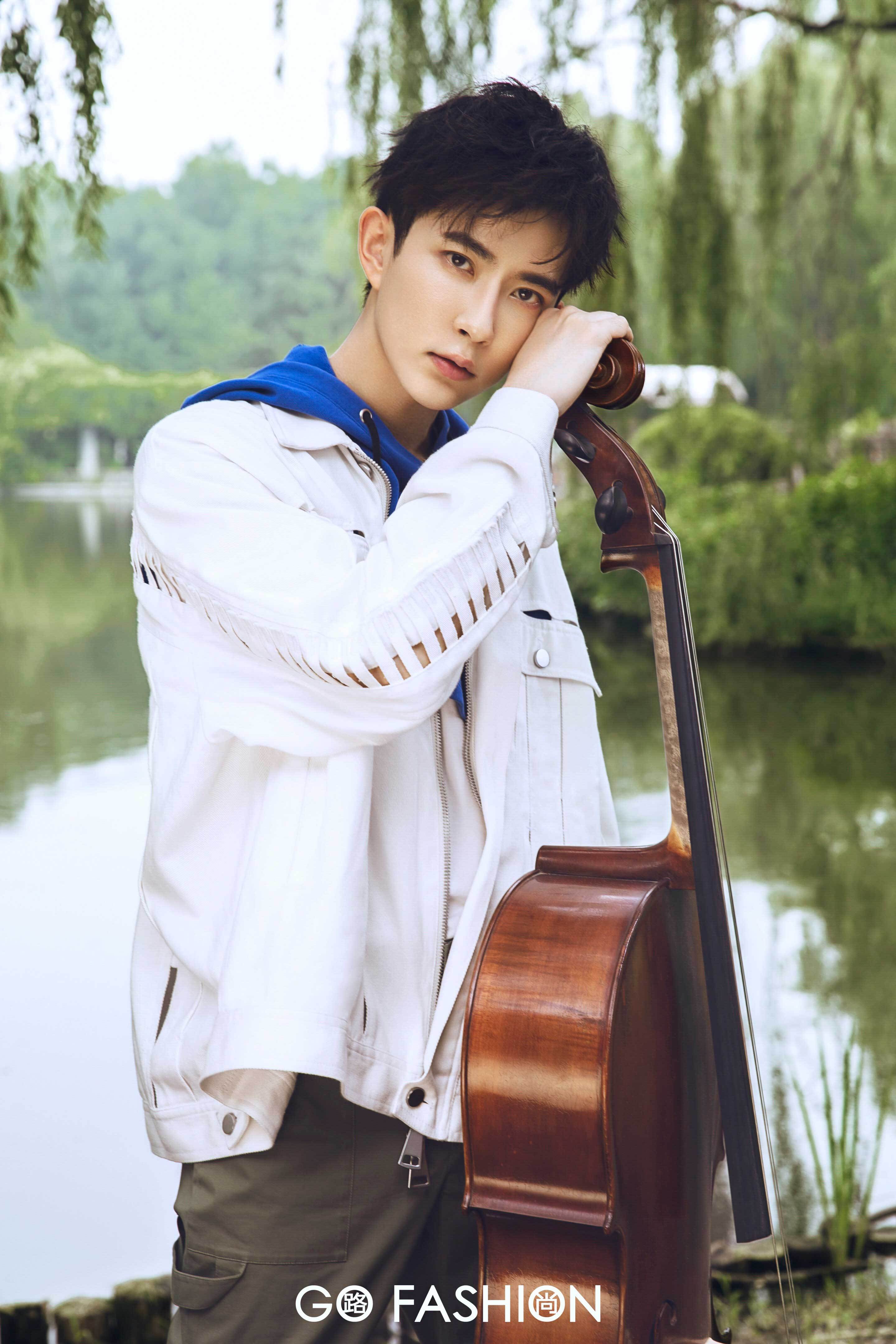 于朦胧大提琴写真曝光 优雅多变奏响夏日浪漫曲