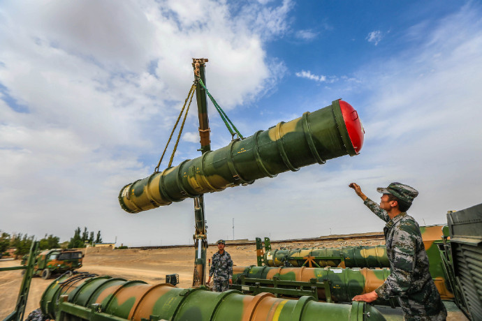 大漠中吊运红旗16和道尔防空导弹