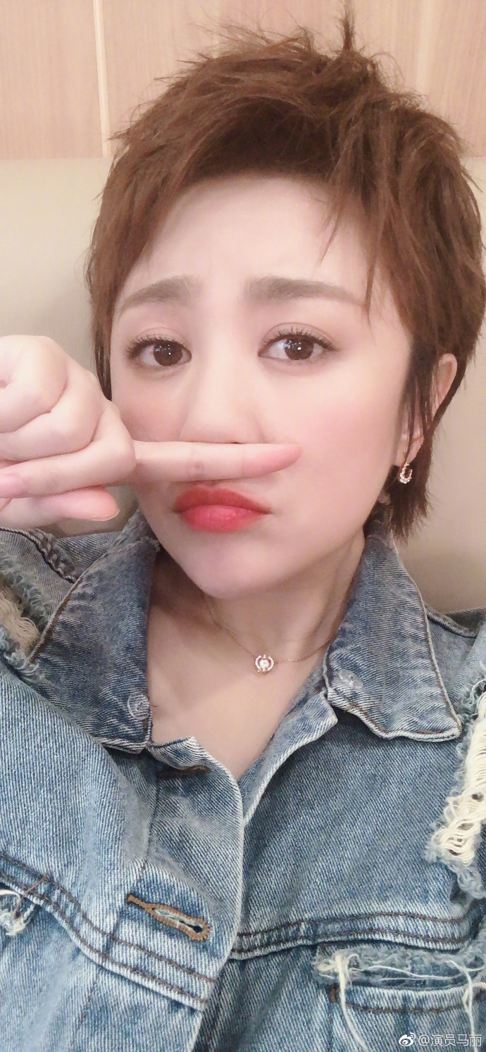 马丽求去蒜味方法语言幽默晒自拍扶额斗眼很搞怪