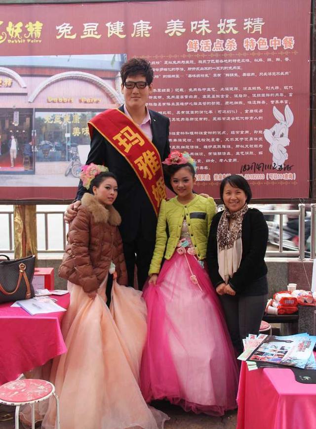 亚洲第一巨人身高238,险成巨星比肩姚明,靠"结婚"站着赚钱!