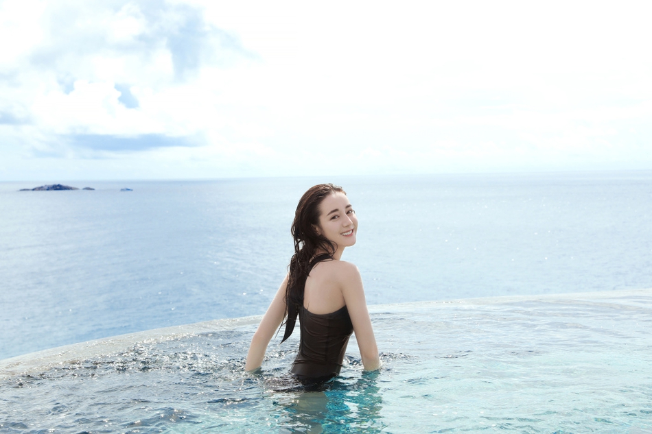 迪丽热巴畅游泳池秀香肩面朝大海回眸一笑