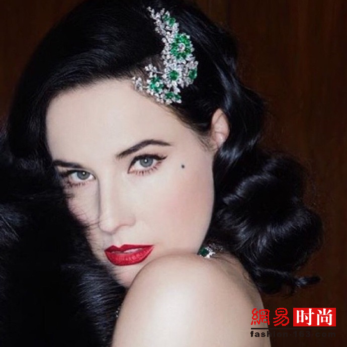 最美脱衣舞娘Dita Von Teese美得像是一幅画