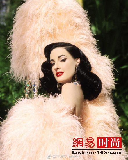 最美脱衣舞娘Dita Von Teese美得像是一幅画