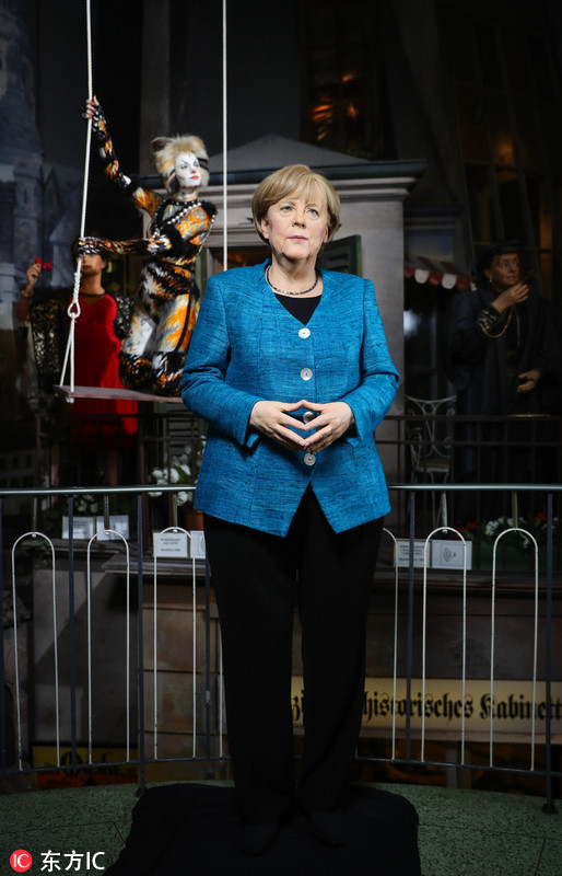 默克尔新蜡像亮相德国汉堡菱形手势默默抢镜