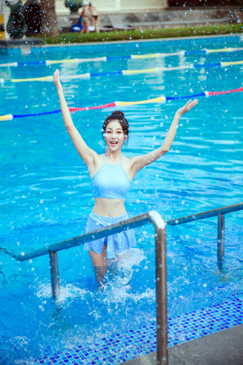 郭艳泳装写真曝光 清纯可人令人心动