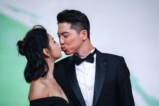 她是冯巩的"女儿",老公为她不接吻戏,如今32岁活成16岁!