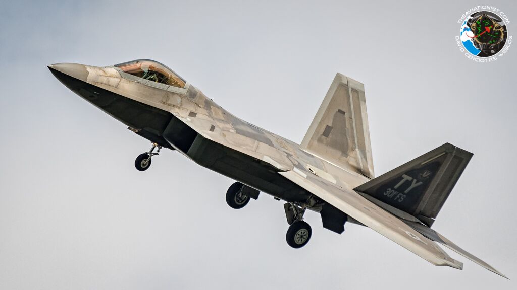 美军4架f22抵达波兰参加阅兵 炫耀武力