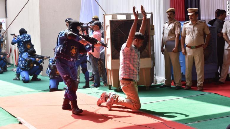 印度首支女子特警队走上新德里街头
