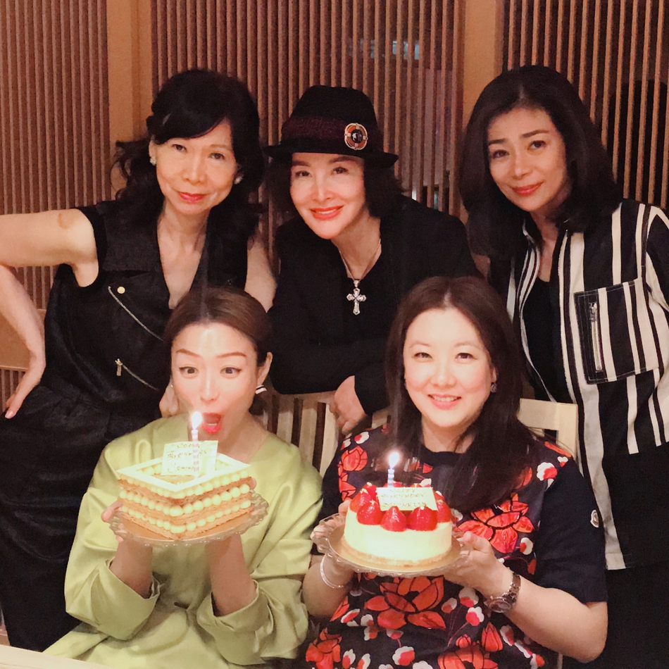 郑秀文曝跳水皇后伏明霞近照两人多年闺蜜八月一同庆生