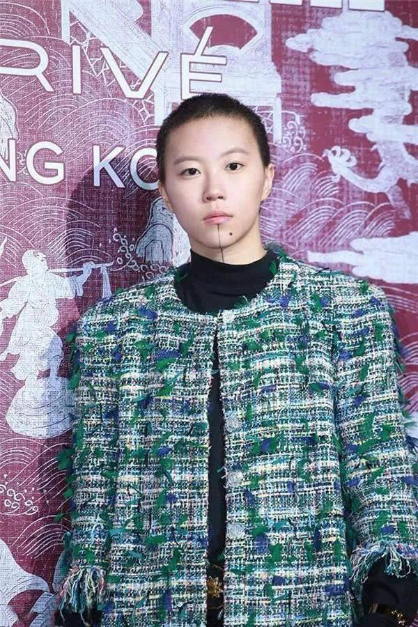 ▲利落的板寸发型,凸显出她五官原本的模样,展现了长发时未流露出的俊朗。