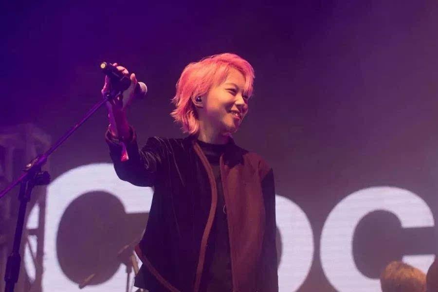 ▲极具少女感的樱珊瑚色在她身上展现了出了另一种风格,更像是酷帅个性中隐藏的俏皮感。