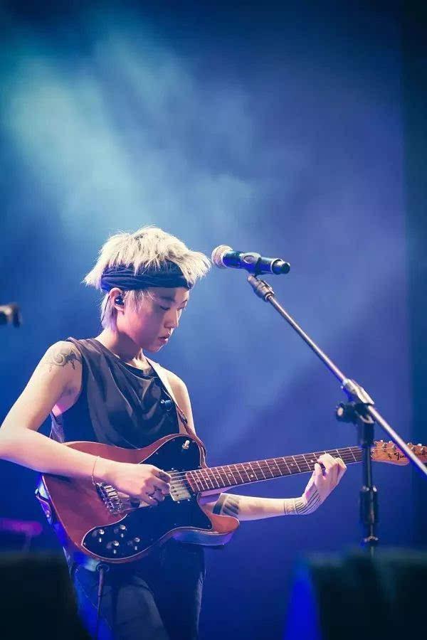 ▲铂金色短发配上黑色的发带,帅气十足,给人一种洒脱随性的感觉。