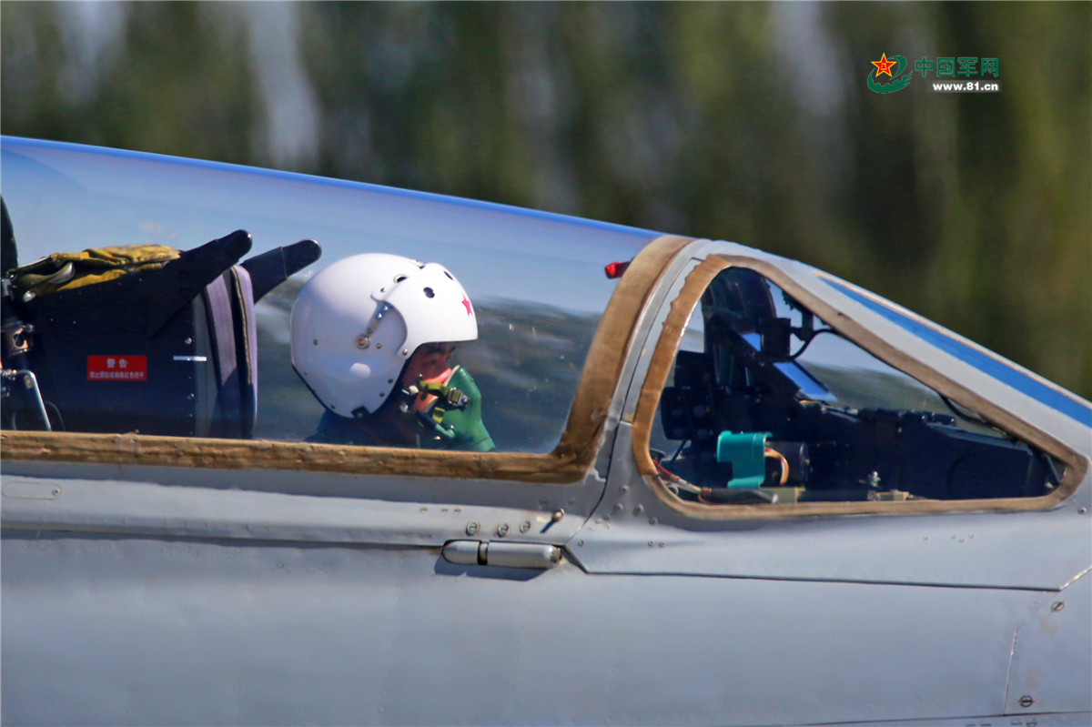 飞行教官带领新飞行员操纵战机滑向跑道准备起飞
