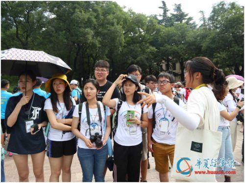 清华学生向两岸大学生讲解