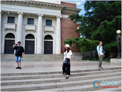 两岸学生在清华大学“拍大片”