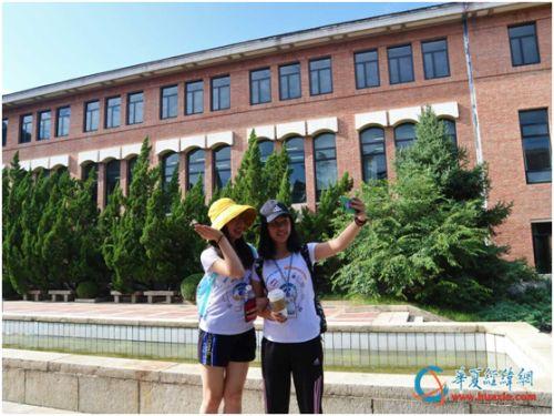 两岸学生自拍留念