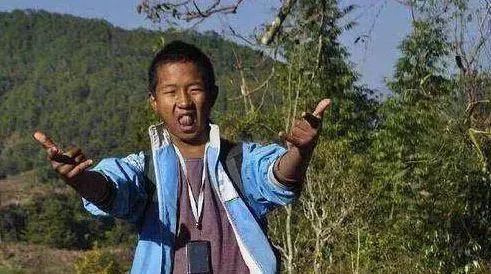 在《变形计》这么多主人公里有一个是很多网友都心疼的，小黑的爸爸坐牢，妈妈改嫁，奶奶早早去世。