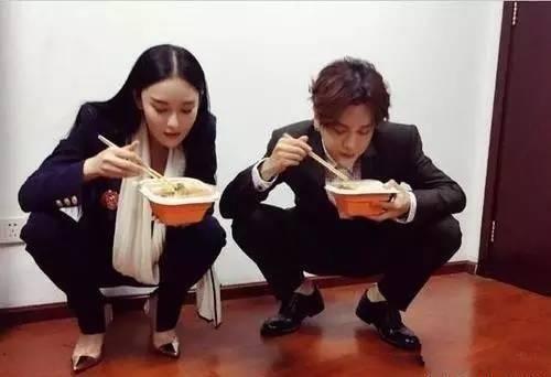 刘德华和baby同在片场吃饭,网友:演员和明星差距一目了然!