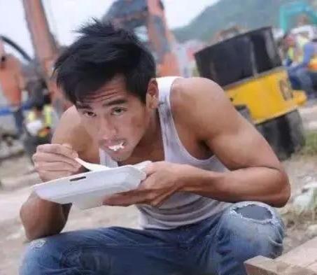 刘德华和baby同在片场吃饭,网友:演员和明星差距一目了然!