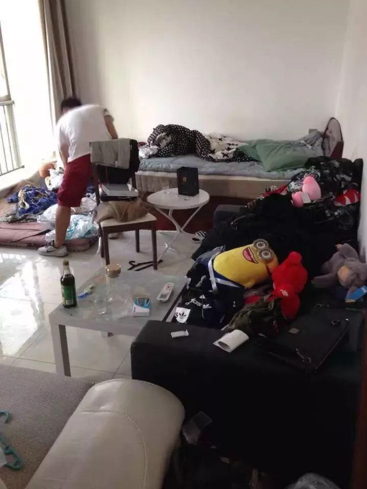 小伙将新房租给漂亮女生一年后打开房门他惊呆了