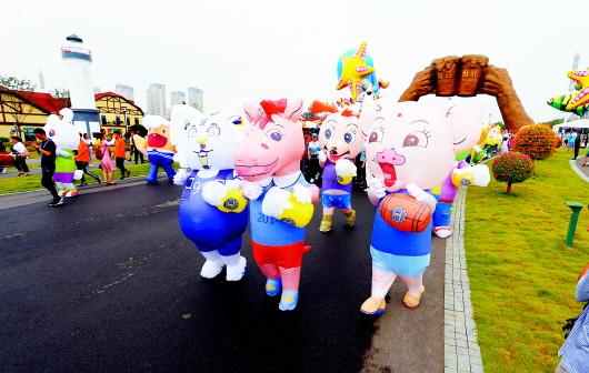 历届啤酒节吉祥物是游园队伍里最萌的存在。