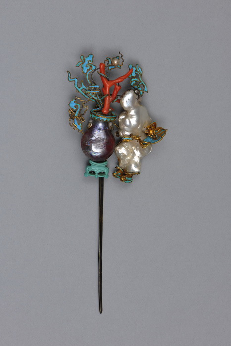 银镀金镶珠娃娃瓶式簪(故宫博物院藏)。