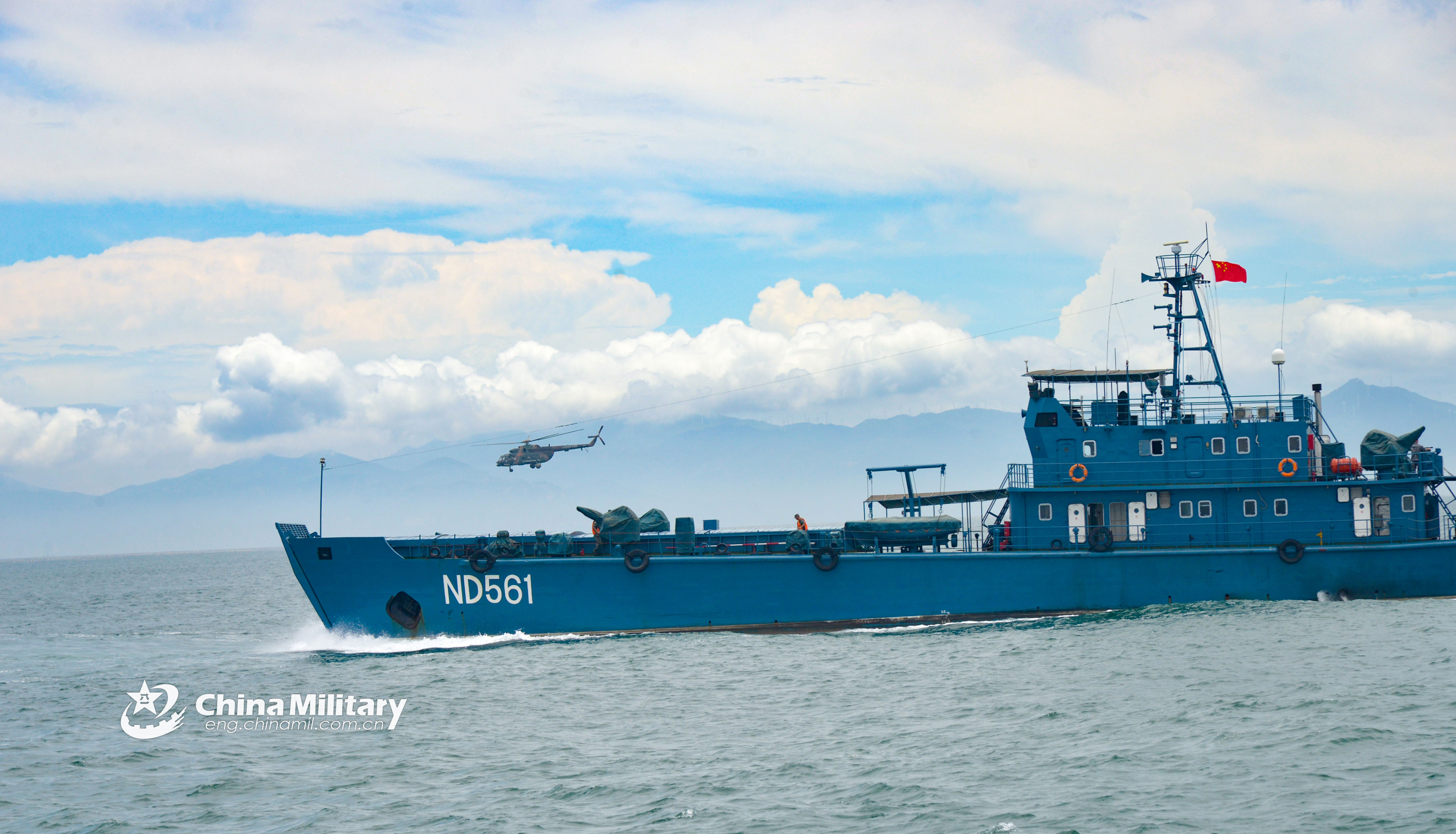 陆军出动登陆舰让装甲车抢滩登陆