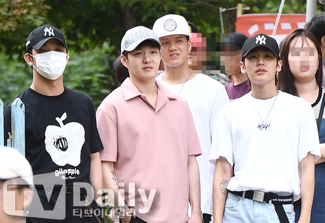 组图:btob徐恩光入伍服兵役 队友现身送别