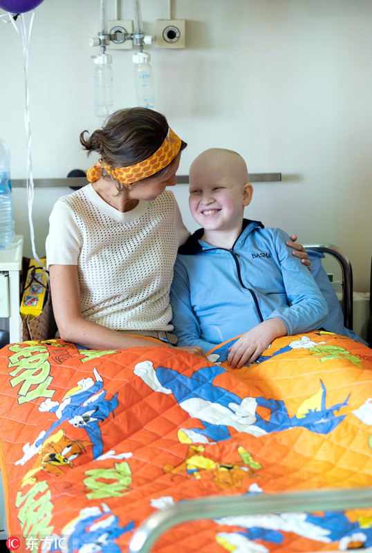 叙利亚第一夫人带病探望癌症患儿与萌娃亲切互动