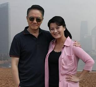 不仅长得漂亮,而且还是比他小20岁的马蓉闺蜜王丽君,婚后为他生了一儿