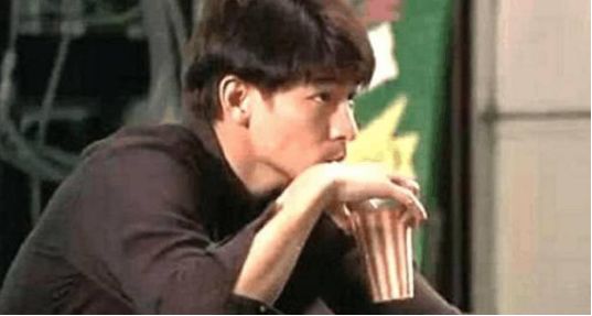4、这是刘德华,帅气的连喝杯奶茶都那么迷人,很多人去模仿,但是从未有超越!