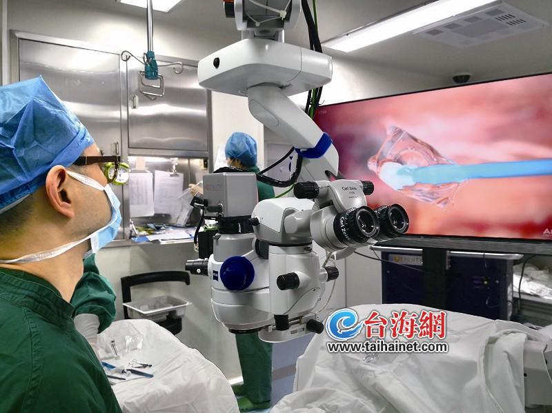 ▲张淳博士应用3D手术系统为患者进行ICL手术