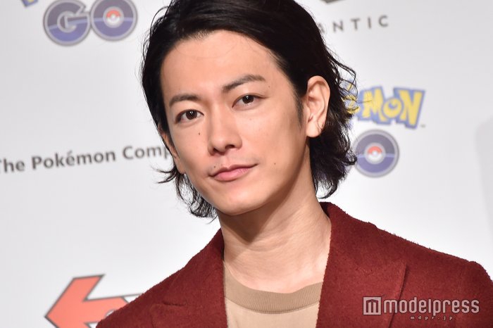 组图:佐藤健出席游戏广告发布会 笑称为了抓宝可梦要去南美