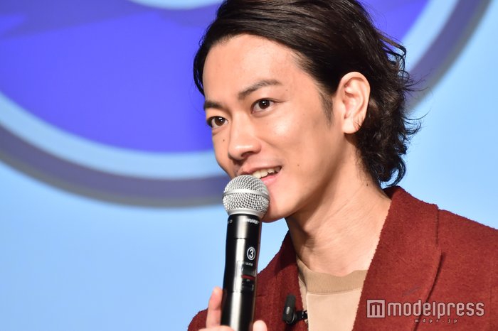 组图:佐藤健出席游戏广告发布会 笑称为了抓宝可梦要去南美