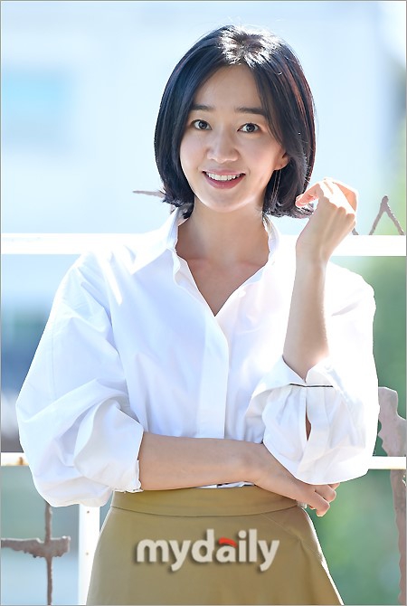 组图:秀爱宣传新电影《上流社会》 白衬衫知性笑容甜美