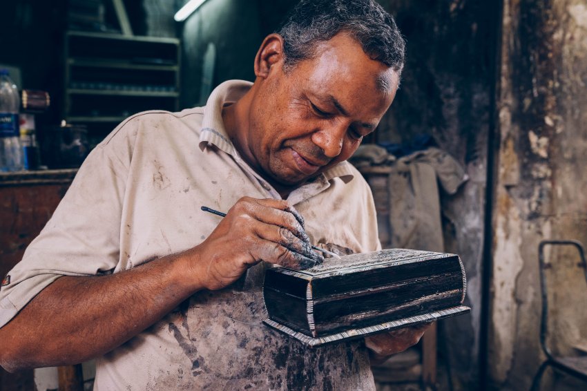 这个首饰盒上的装饰性图案来自极细的聚酯条纹带,遇热后可粘在木头上。